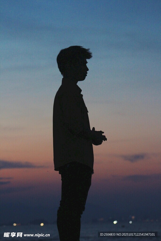 夕阳下的孤独男子身影