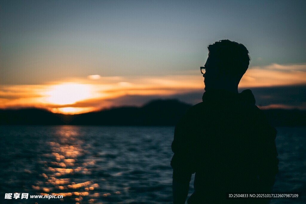 夕阳下的海边孤独身影