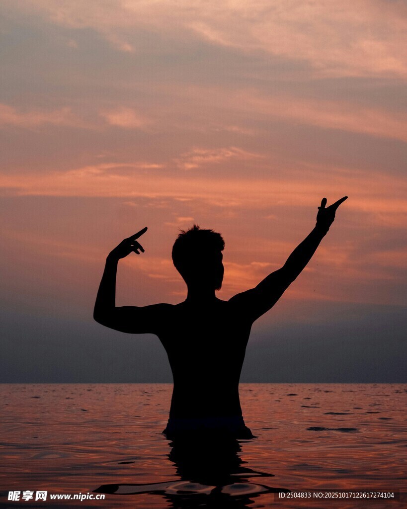 夕阳下水中舞者剪影