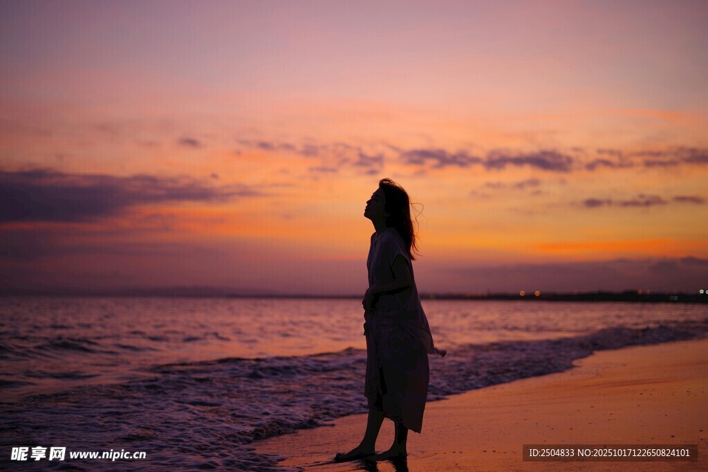 海边夕阳下的孤独身影