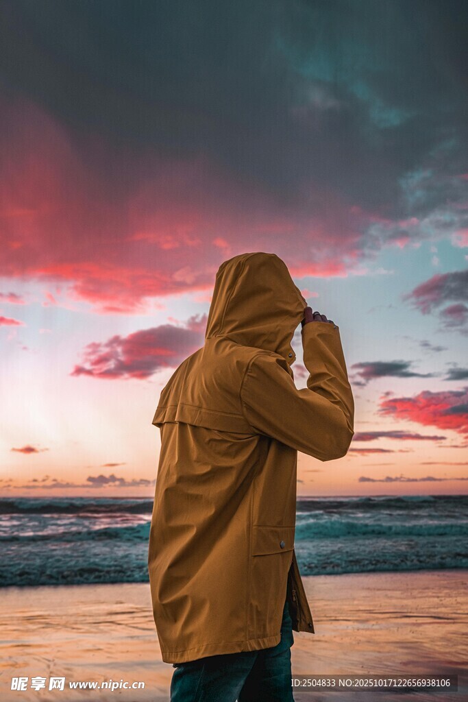 海边暮色中拍照的身影