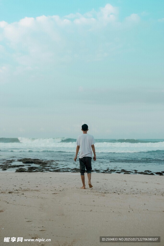 海边独行者的静谧时刻