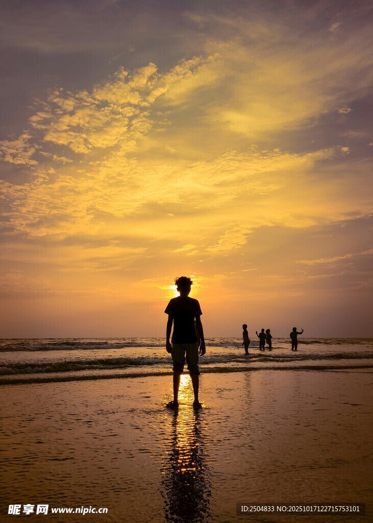 夕阳下海边的孤独身影