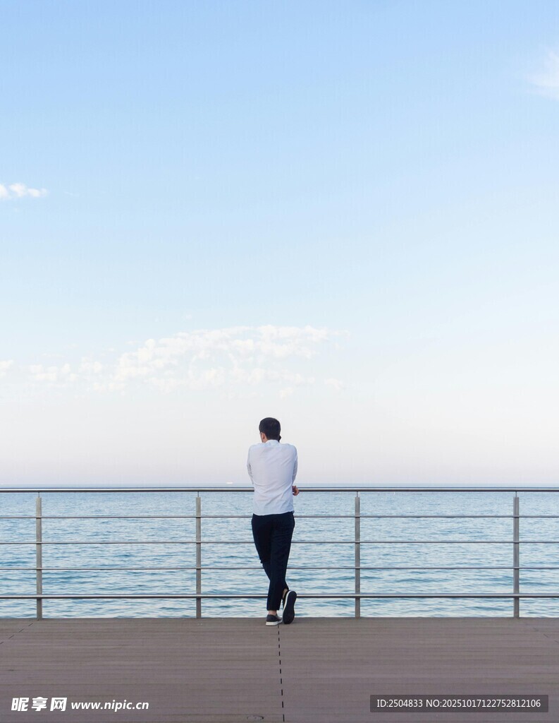 海边独自伫立的背影