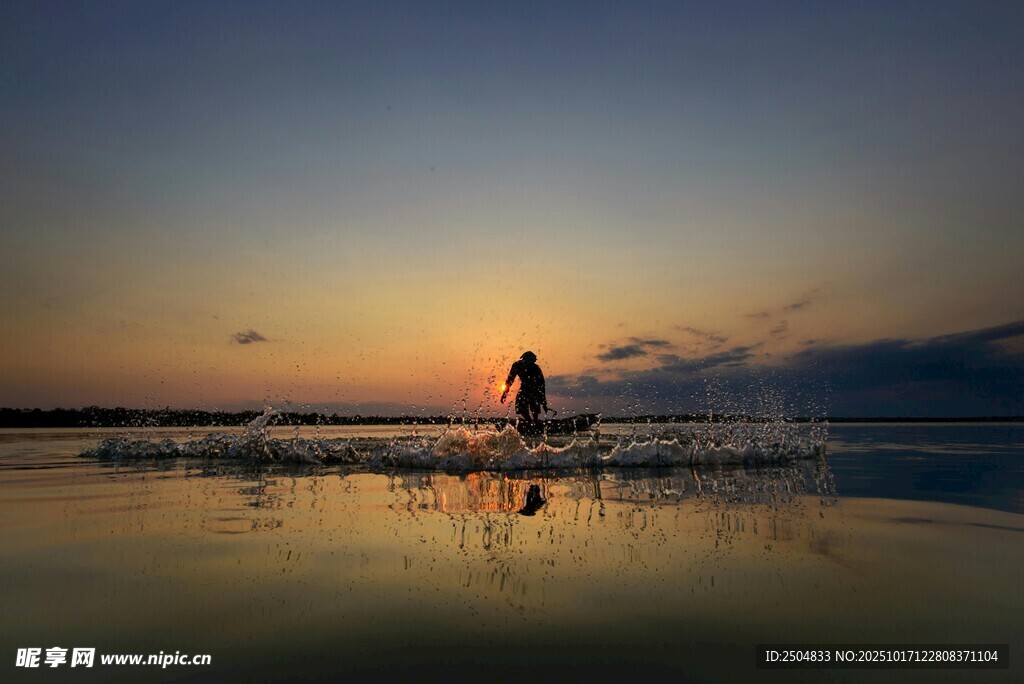 夕阳下海滩上的孤独身影