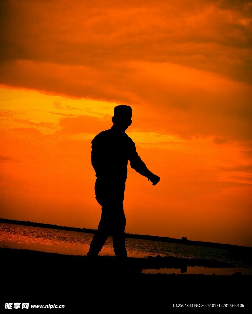 夕阳下的海边独行者