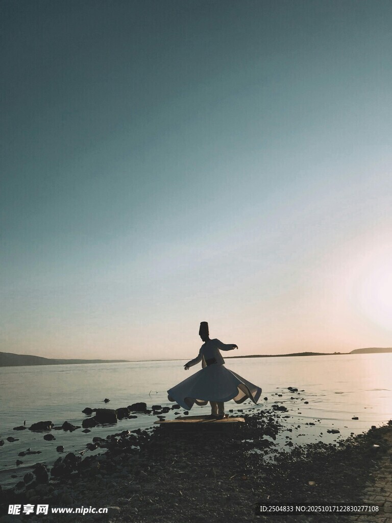 湖畔舞者剪影 唯美如画