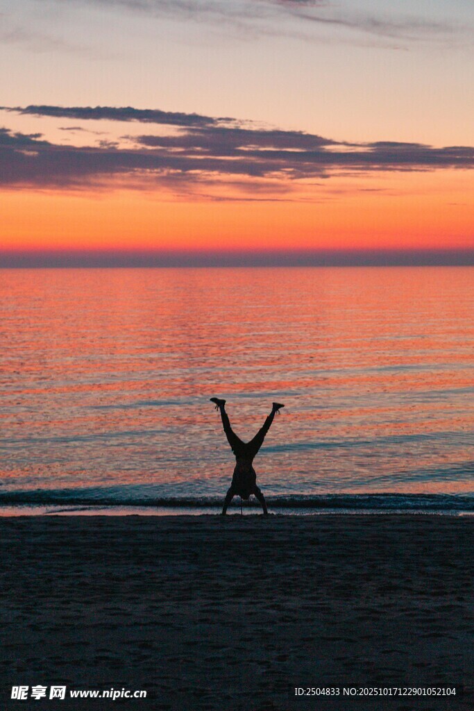 海边夕阳下的欢呼身影