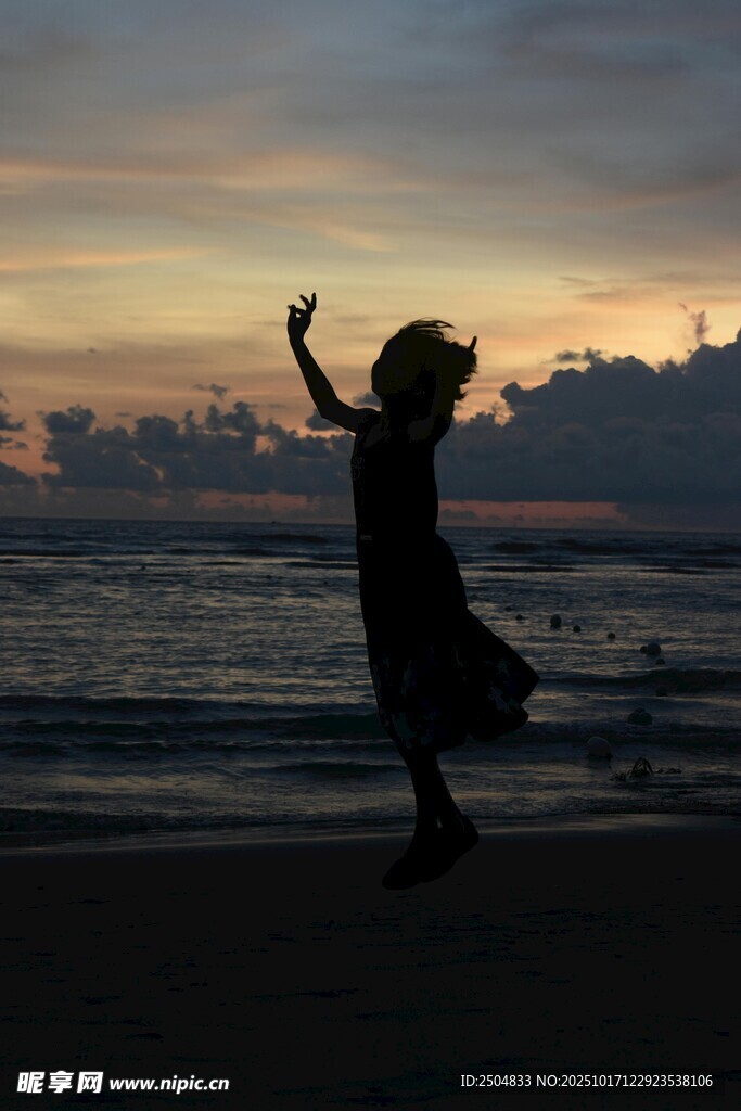 海边少女在夕阳下起舞