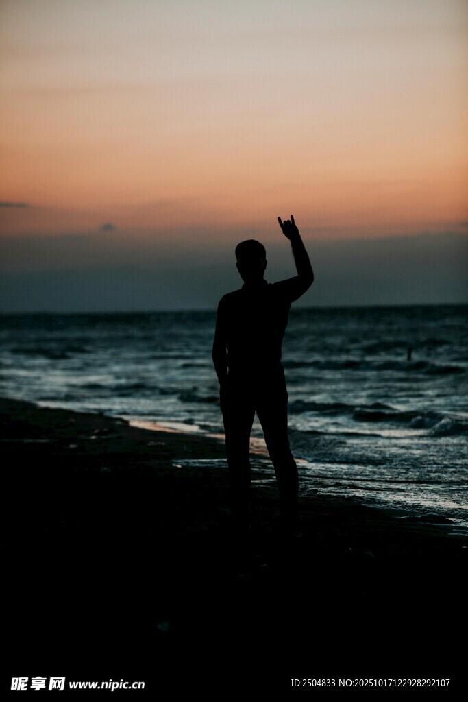 海边黄昏下的孤独身影