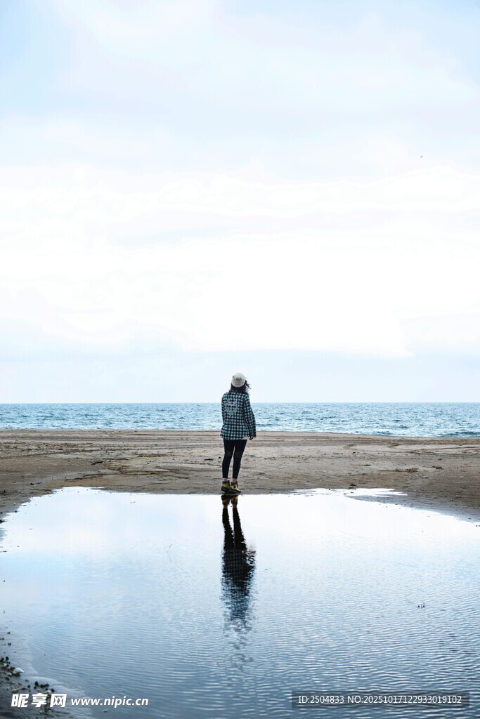 海边独行者的静谧时刻