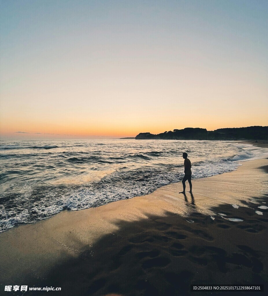 夕阳下的海边独行者