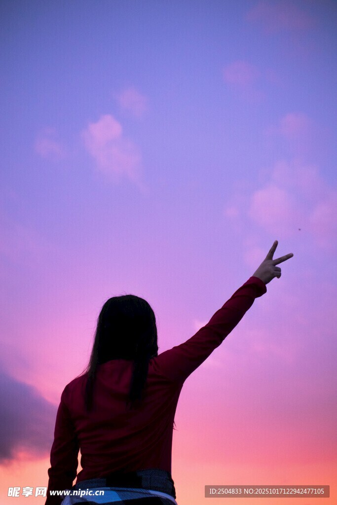 女孩向天空伸展手臂