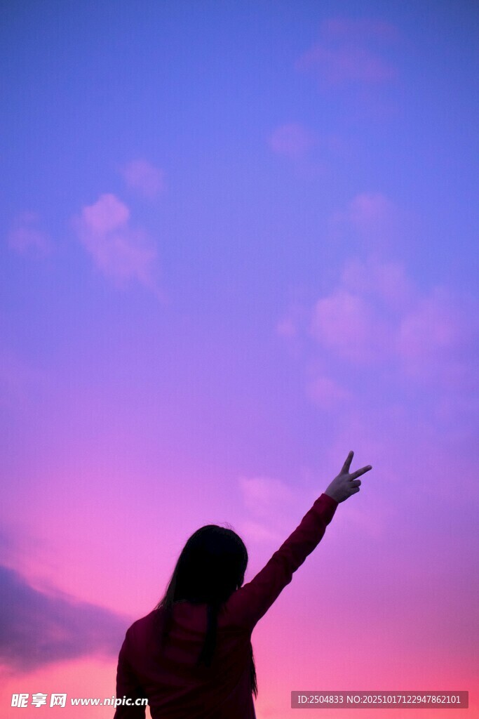 夕阳下的女孩抬手剪影