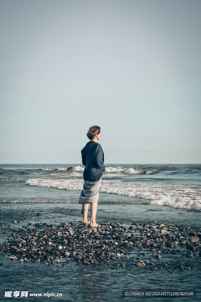 海边独站 沉思少年