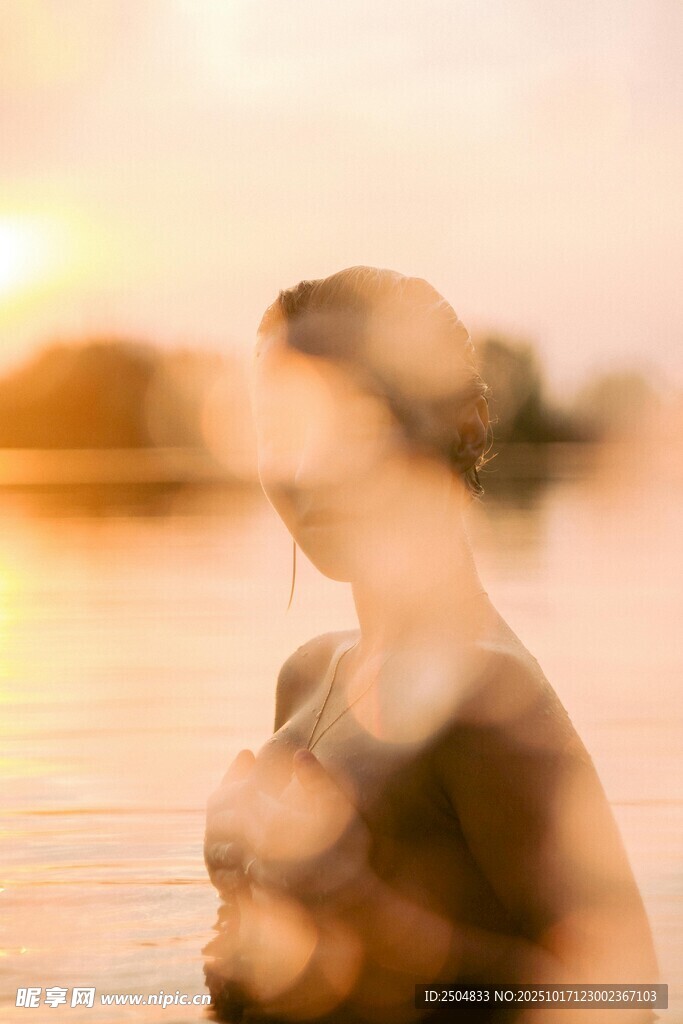 夕阳下海边的模糊身影