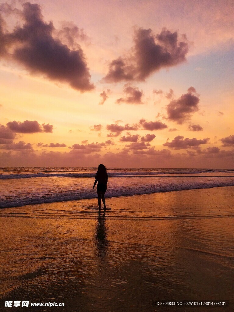 夕阳下海边的孤独身影