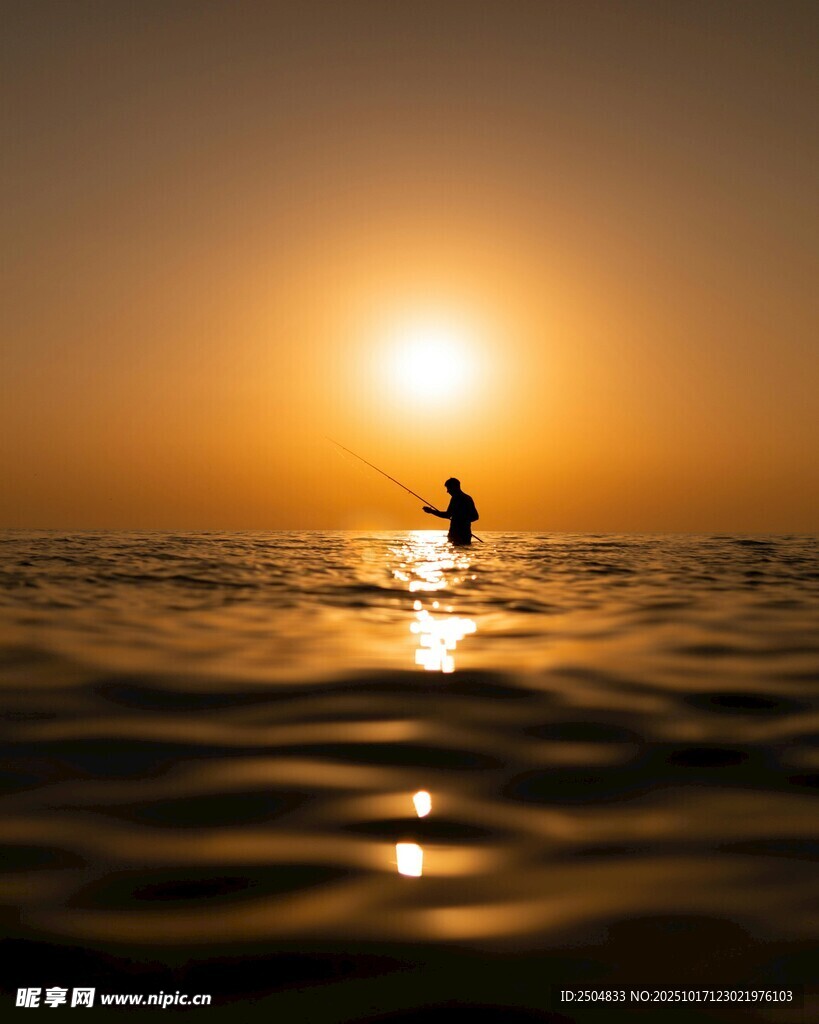 夕阳下的海上独行者