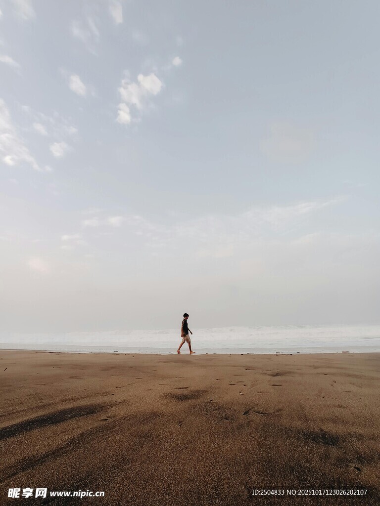 沙滩上的孤独行者