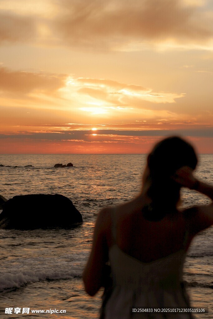 海边女子赏绝美日落