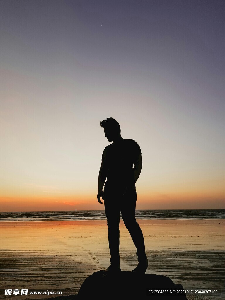 夕阳下的海边孤独身影
