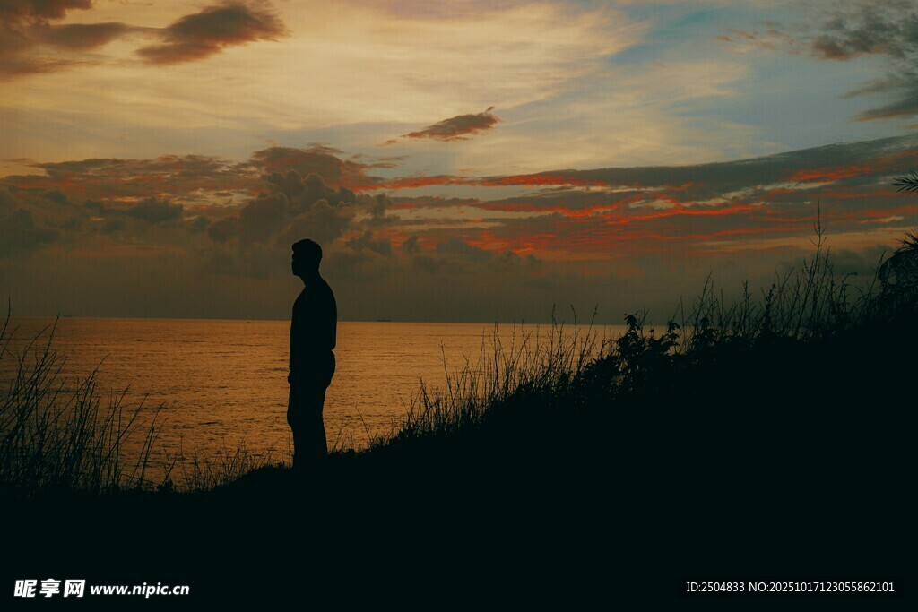 夕阳下的孤独身影