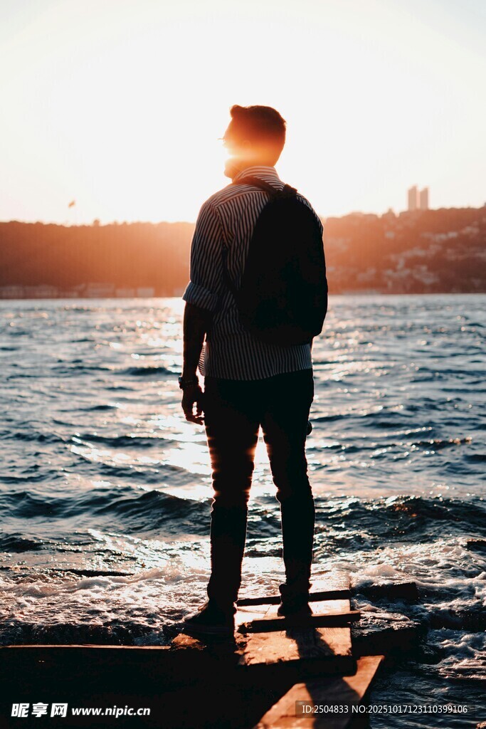 海边独站的男子背影
