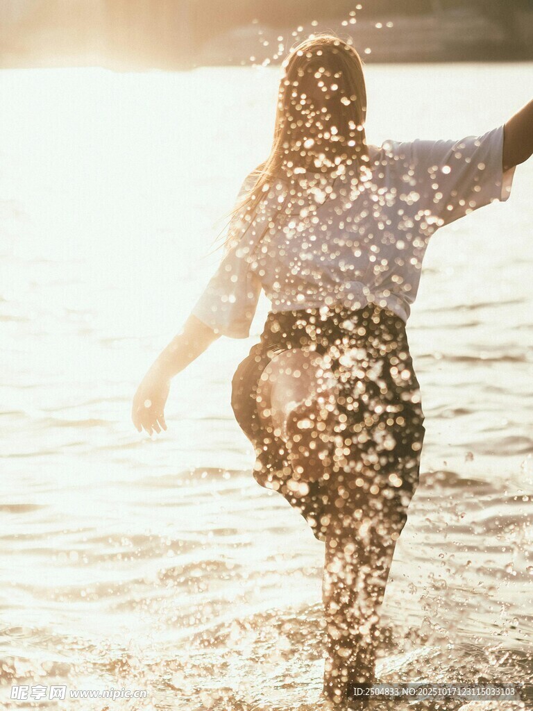 女孩在海边欢快踏浪