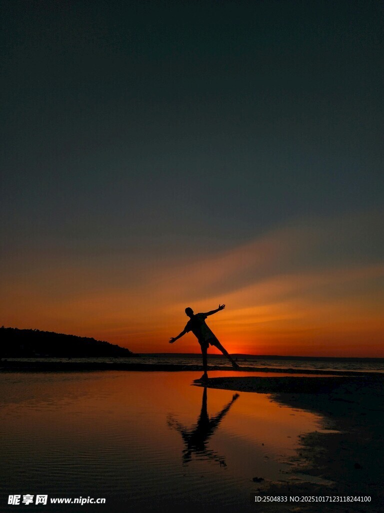 夕阳下舞者的唯美剪影