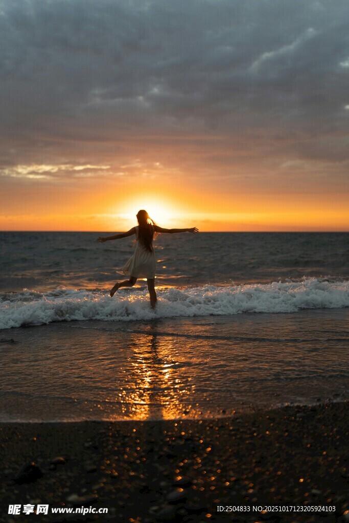 夕阳下海边奔跑的身影