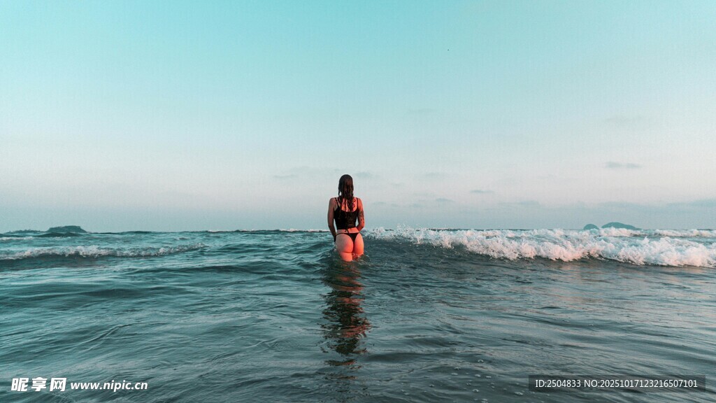 女子于海中踏浪的美丽瞬间