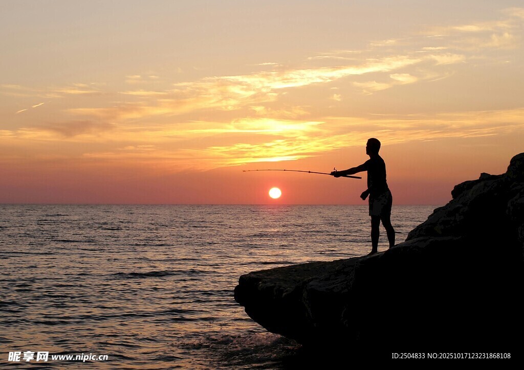 夕阳下海边垂钓者