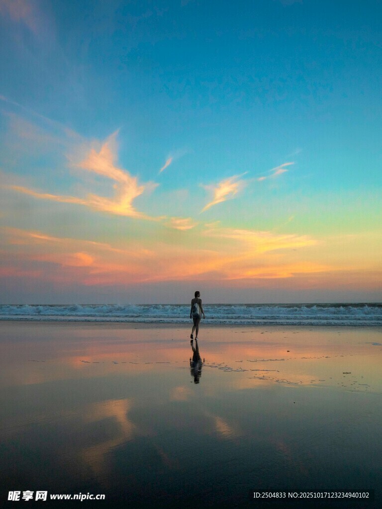 海边日落一人独赏美景