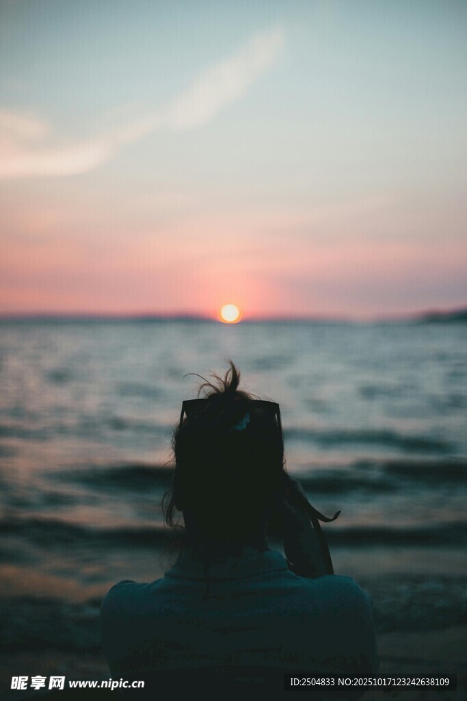海边背影赏日落美景