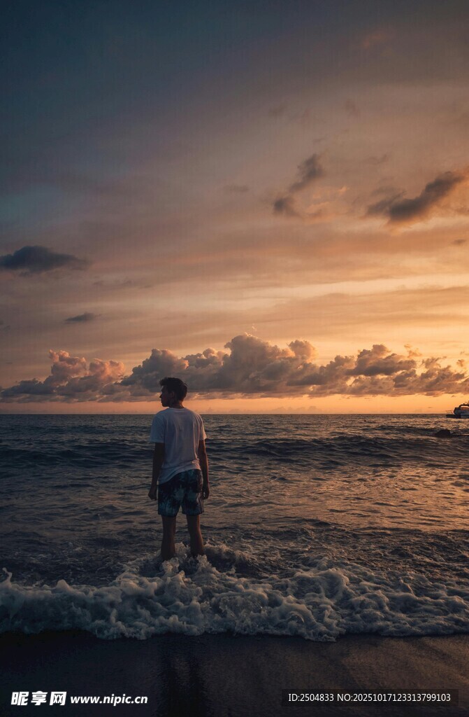 海边漫步的孤独身影