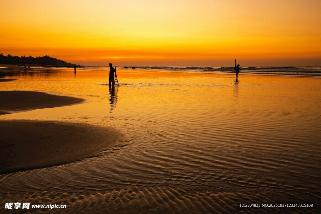 夕阳下的海边漫步场景