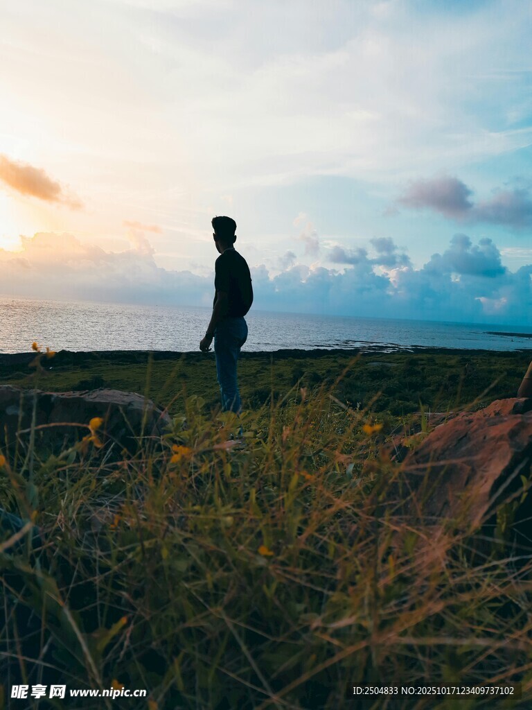夕阳下的孤独身影