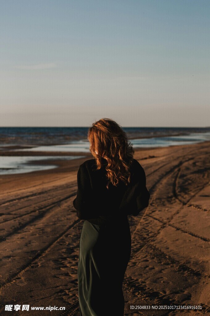 海边独站的长发女子