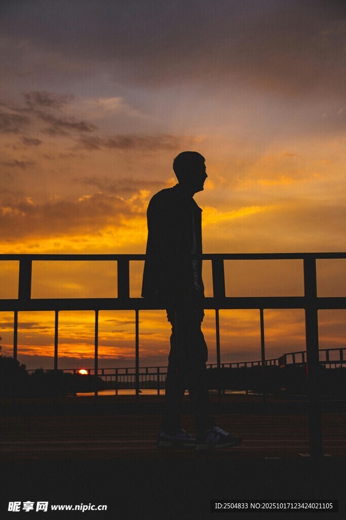 夕阳下的孤独身影