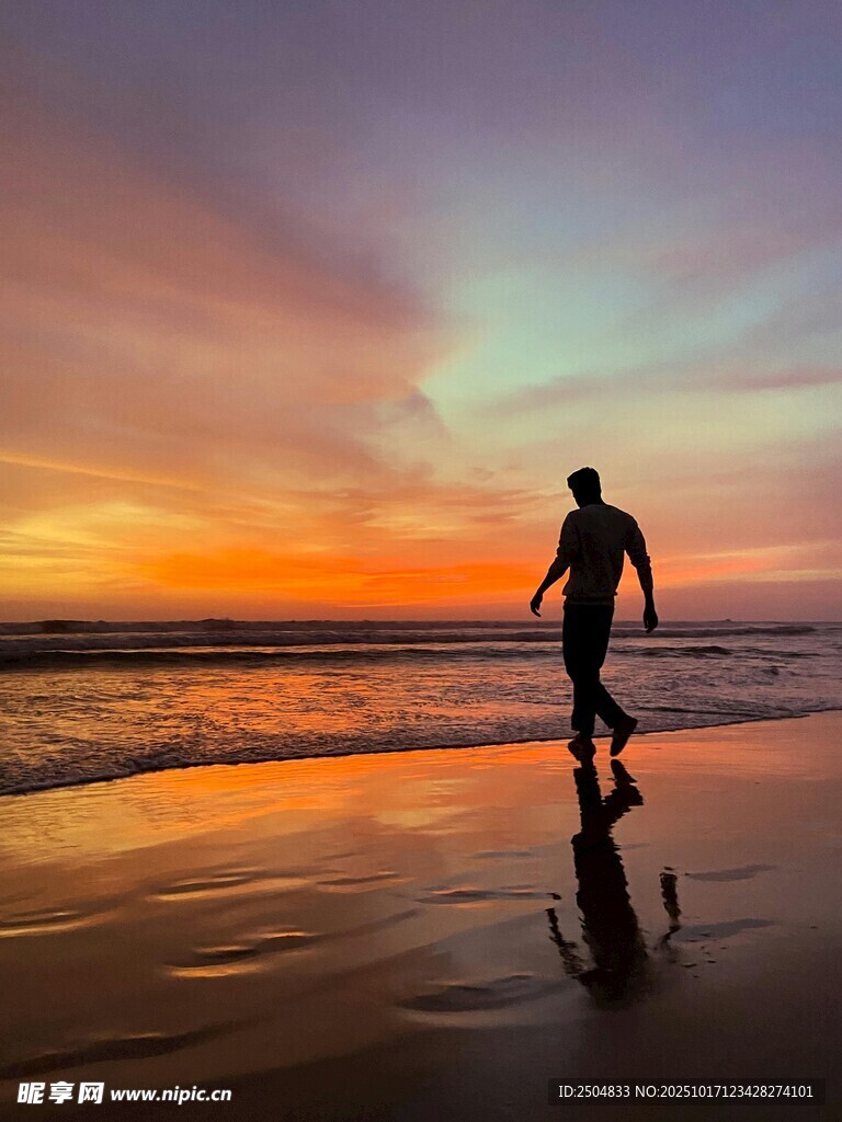 夕阳下海边漫步的身影