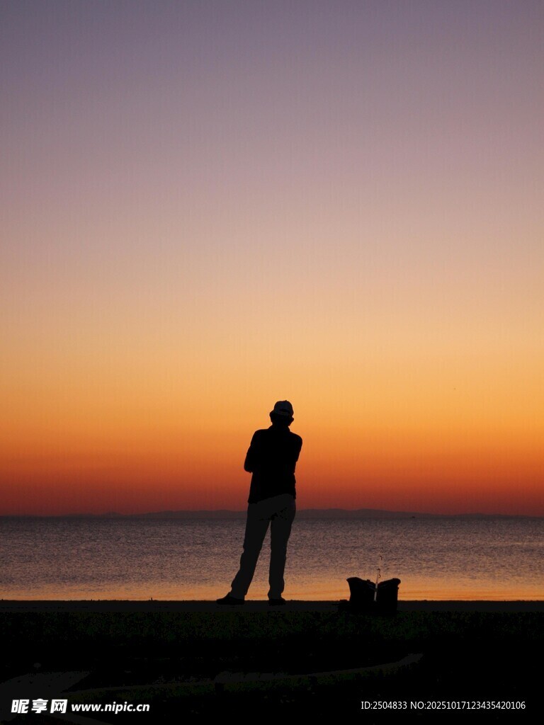 夕阳下的独钓者