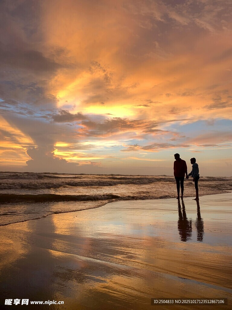 夕阳下海边的浪漫身影