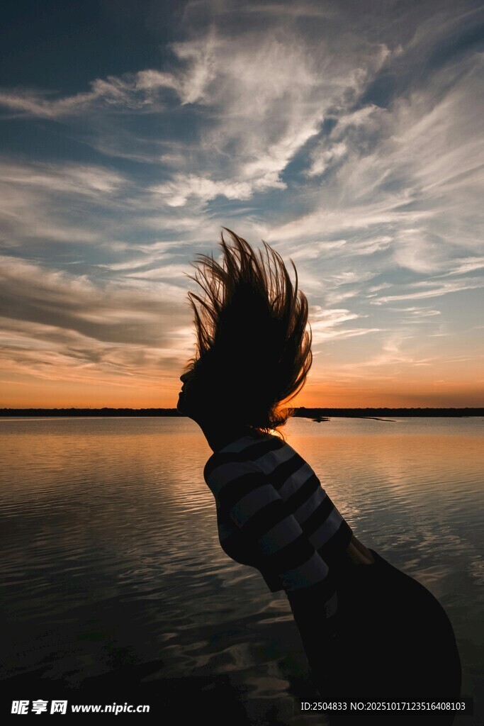 夕阳下的手捧秀发瞬间