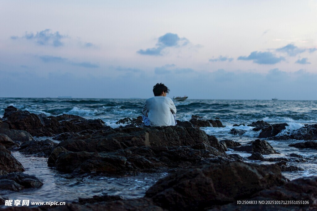 海边独坐者 静赏浪涌景