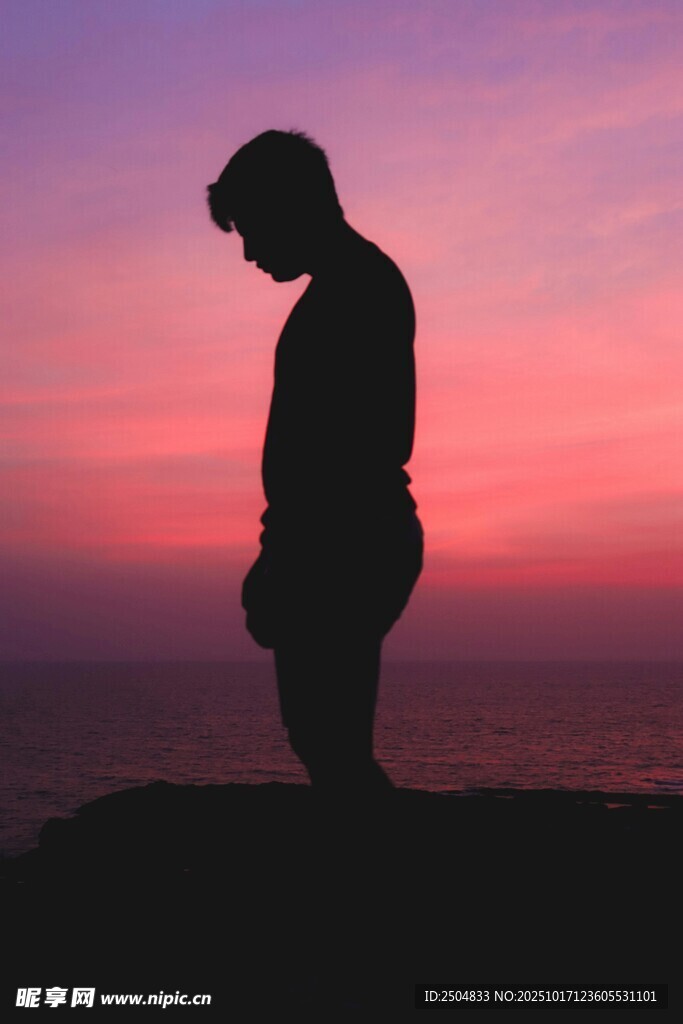 夕阳下的孤独身影