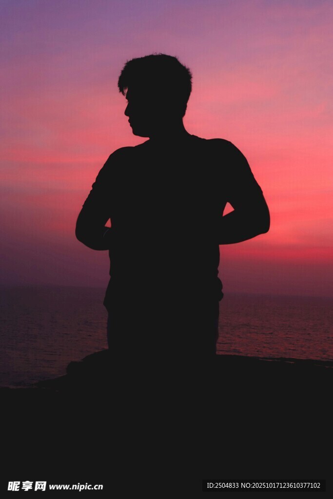 夕阳下的男子剪影