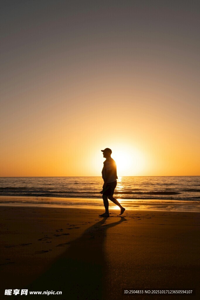 夕阳下海滩漫步的身影
