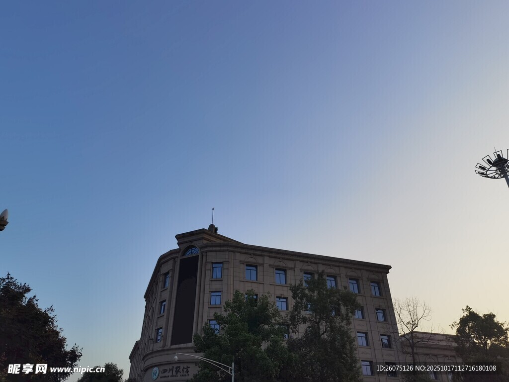 夕阳下的古老建筑