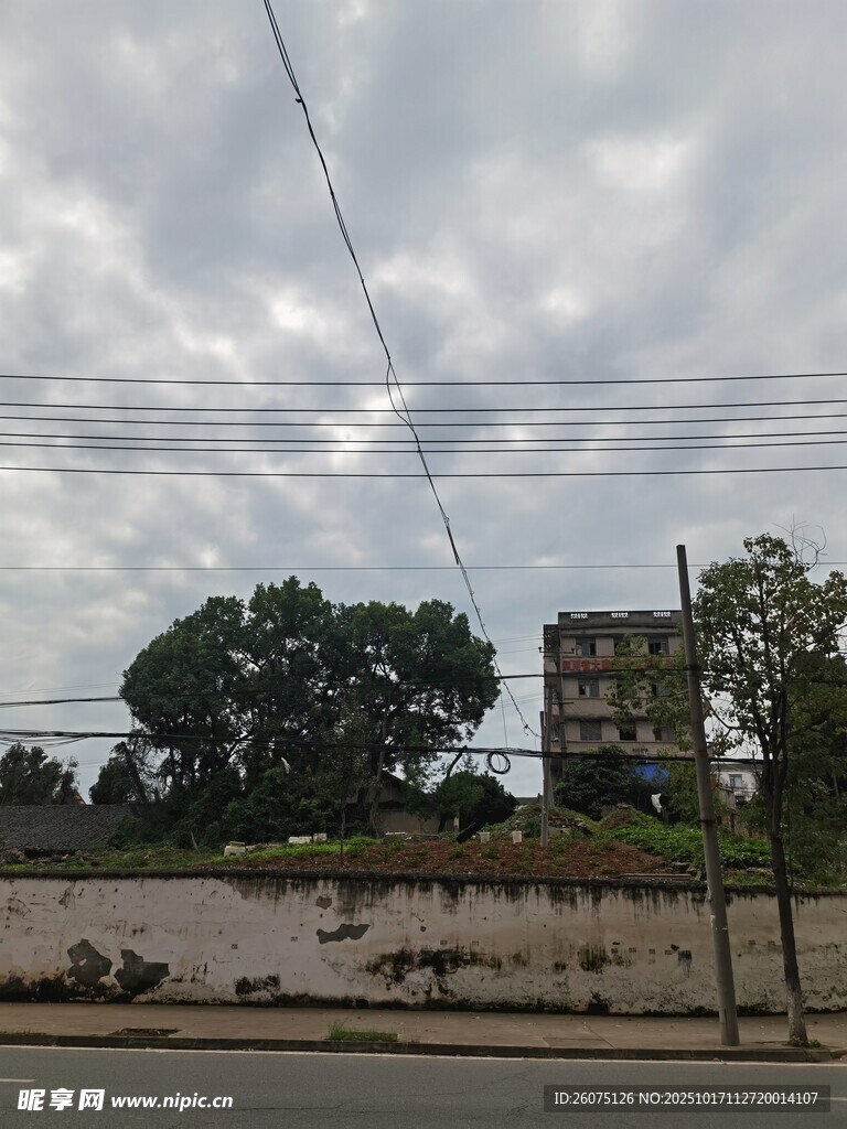 城郊空地景象