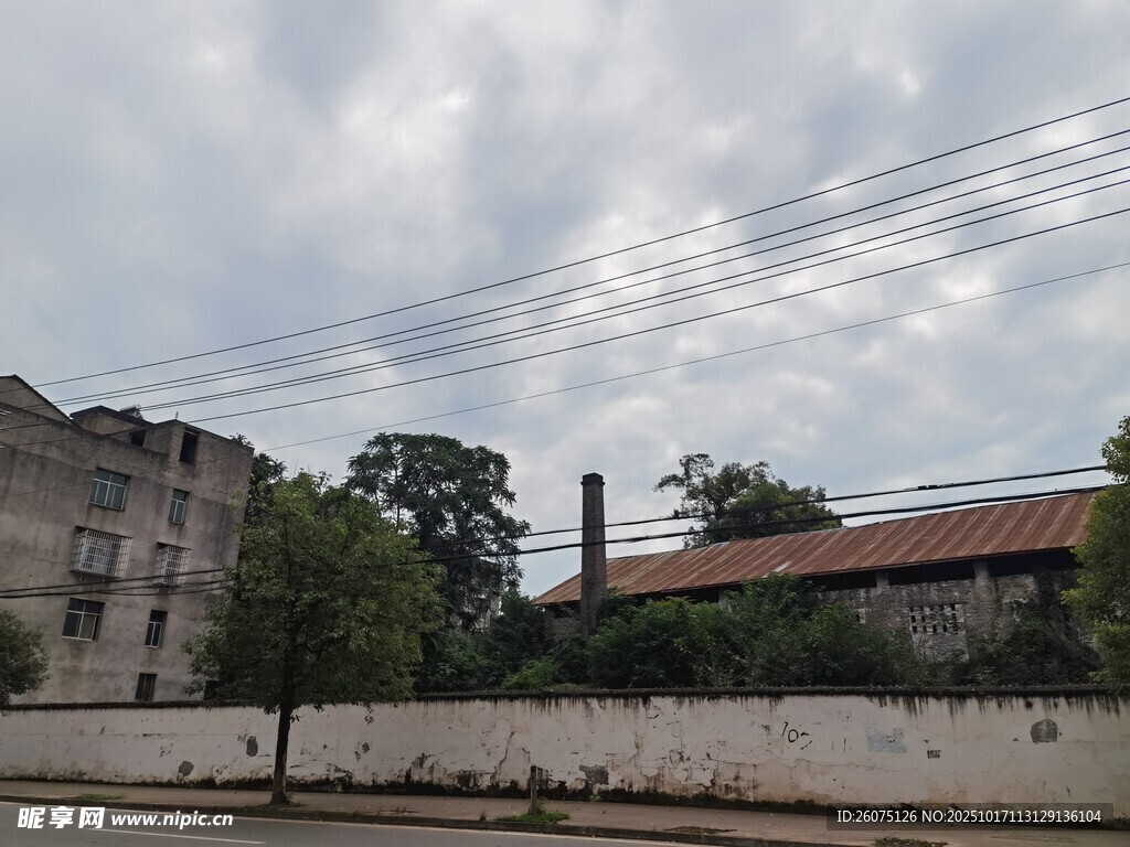 老旧城郊景象